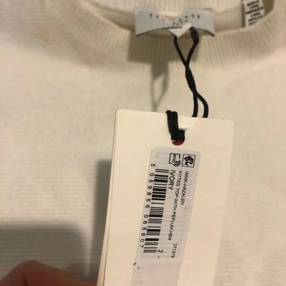 Ted Baker Fitted Lillyyy Knit Sweater Crew Neck Peplum Ivory Sz 2 (US 6) new - Picture 4 of 7